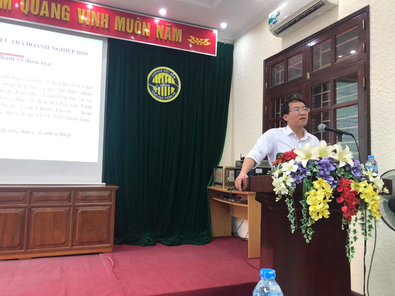 Đồng chí Nguyễn Văn Tân, Trưởng phòng Thống kê Công nghiệp – Xây dựng giới thiệu phương án và hướng dẫn nghiệp vụ điều tra doanh nghiệp năm 2020