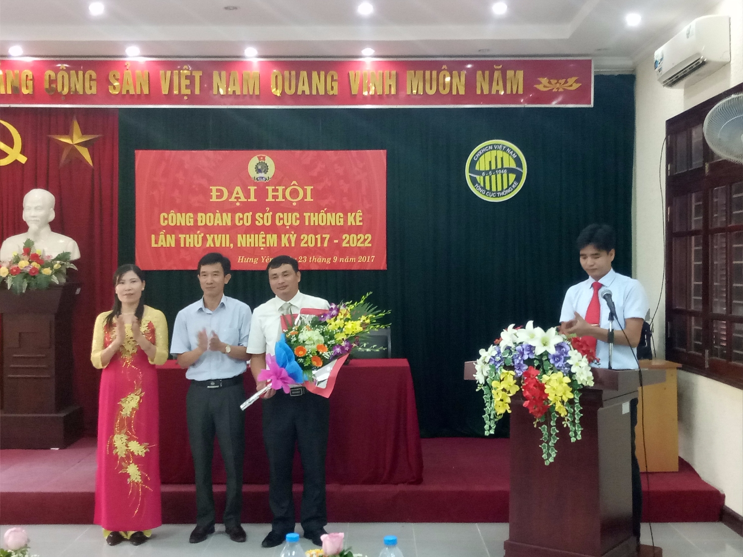 Ông Đào Trọng Truyến – Bí thư Chi bộ, Cục trưởng Cục Thống kê Hưng Yên tặng hoa chúc mừng Đại hội