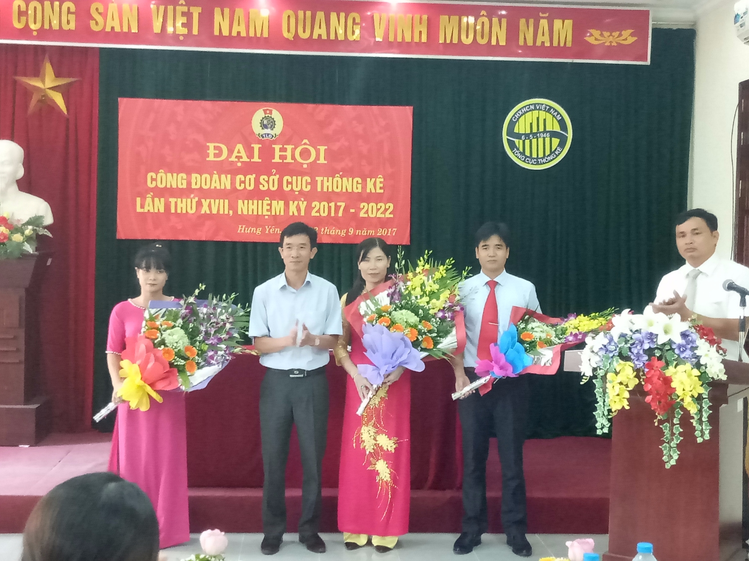 Ông Đào Trọng Truyến – Bí thư Chi bộ, Cục trưởng Cục Thống kê Hưng Yên tặng hoa chúc mừng Ban Chấp hành Công đoàn khóa XVII, nhiệm kỳ 2017-2022