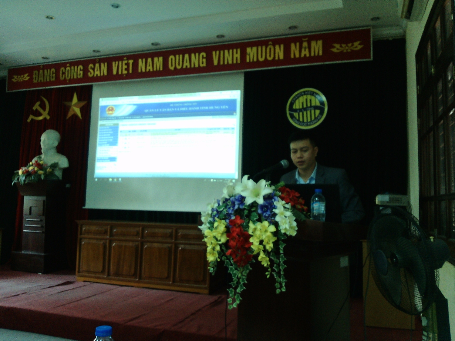 Ông: Trần Mạnh Côn – Chuyên viên phòng Công nghệ thông tin, Sở Thông tin và Truyền thông tỉnh Hưng Yên hướng dẫn sử dụng phần mềm
